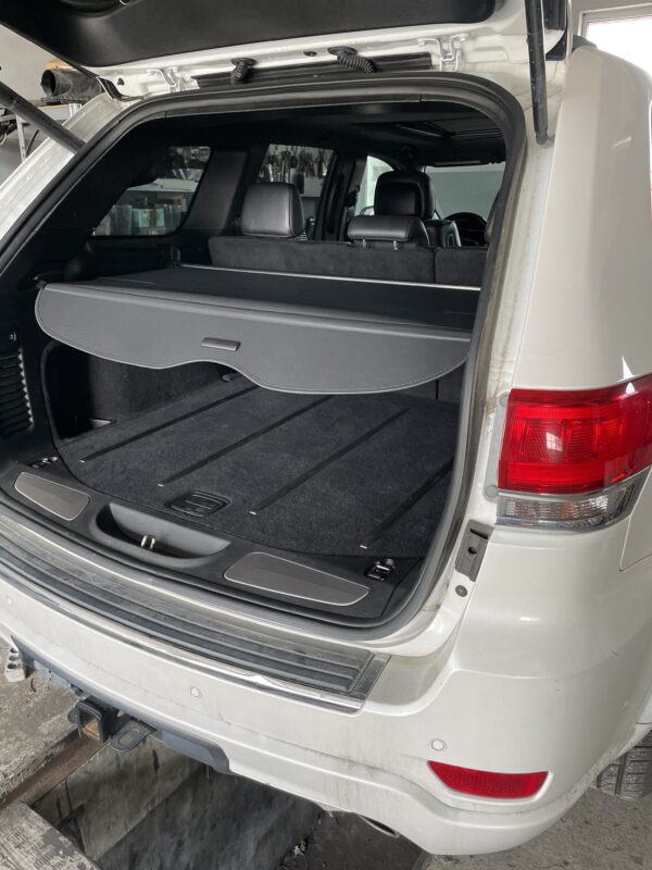 Alternative view of ROLETA  BAGAZNIKA JEEP GRAND CHEROKEE WK2 (KOD OE 1GH14 DX9AC)