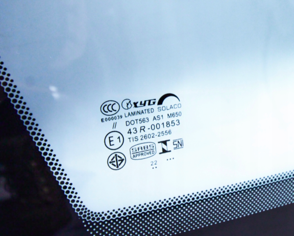 Alternative view of PRZEDNIA SZYBA  JEEP GRAND CHEROKEE (KOD OE 55112845AB )